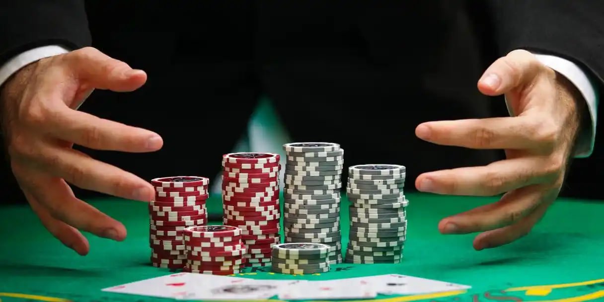 Philippine player watching live baccarat dealer stream on 678jl mobile browser